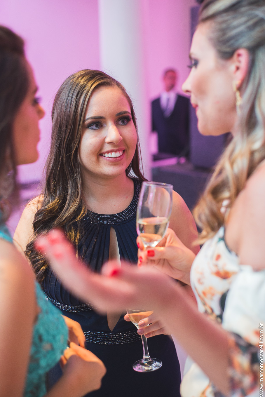 Foto descontraída e espontânea da formanda durante o a festa de formatura. 