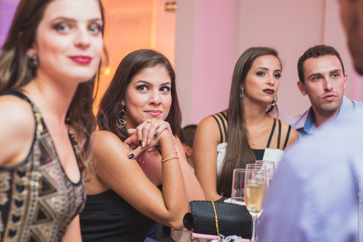 Foto descontraída de uma convidada durante a festa de formatura.