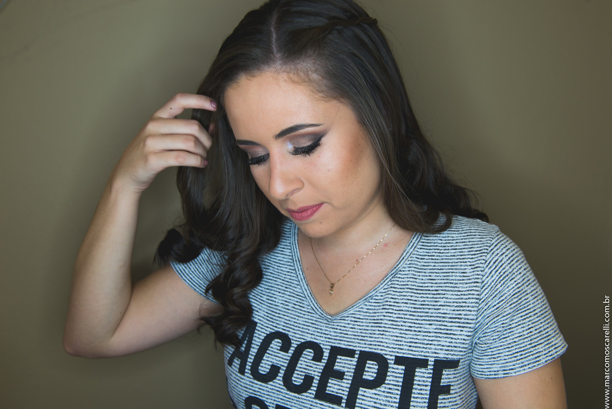 Retrato da formanda após o término da maquiagem para a a formatura.