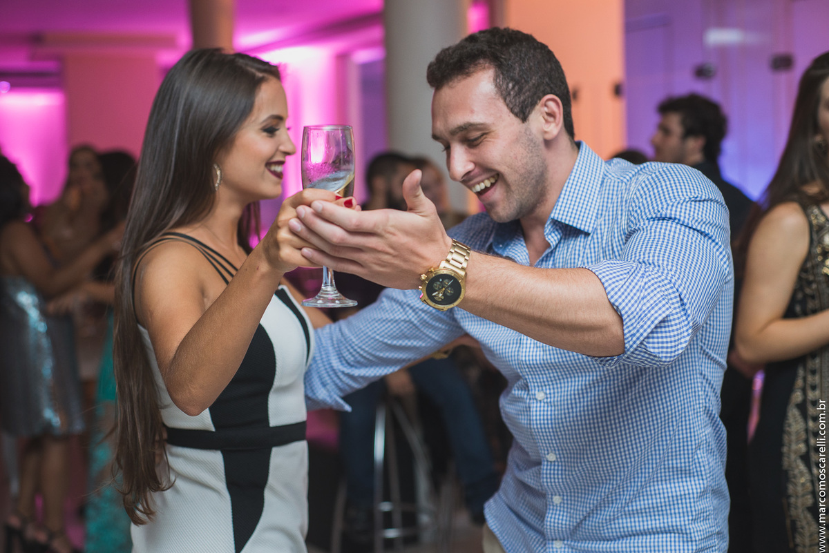 \convidados dançando e se divertindo durante a recepção de formatura