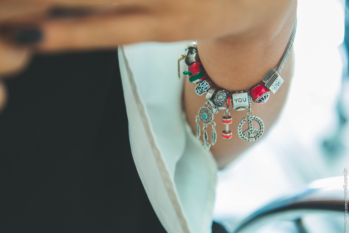 Detalhe do pingente no braço da formanda durante a maquiagem.