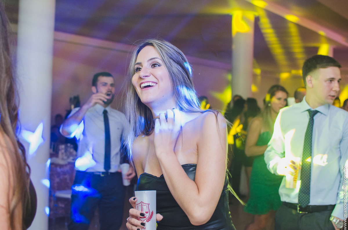 divertindo durante a recepção de formatura