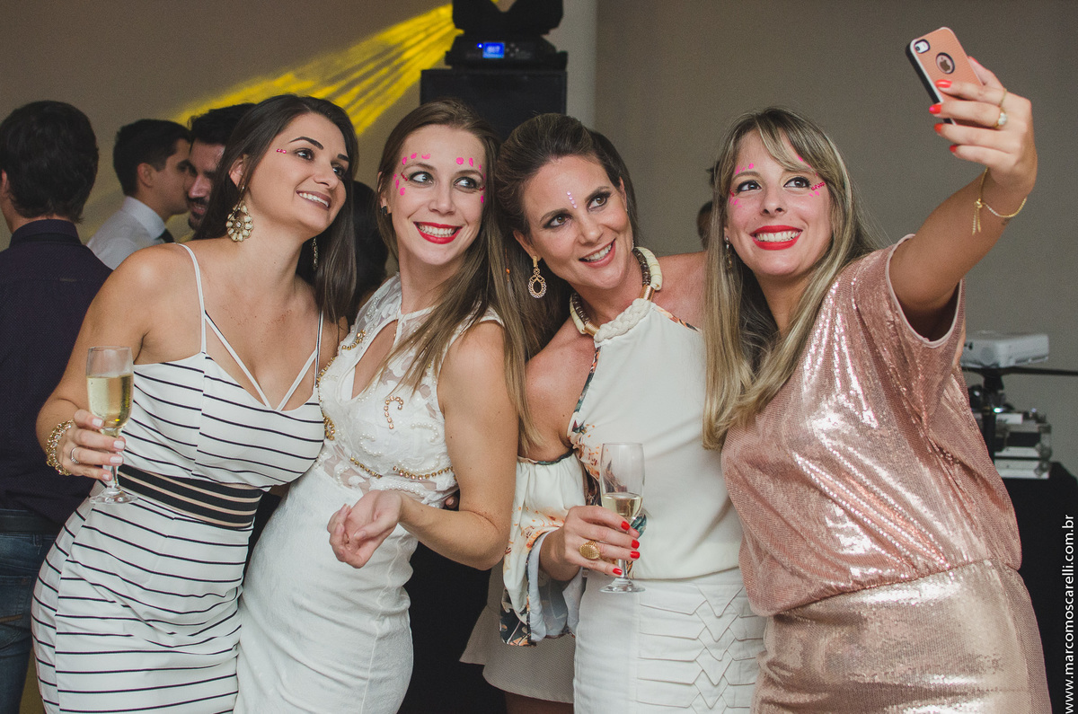 divertindo durante a recepção de formatura