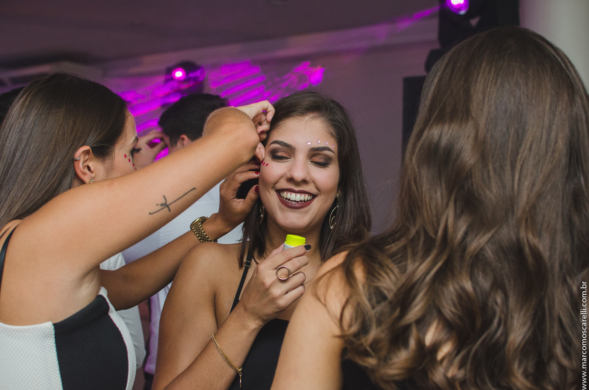 divertindo durante a recepção de formatura