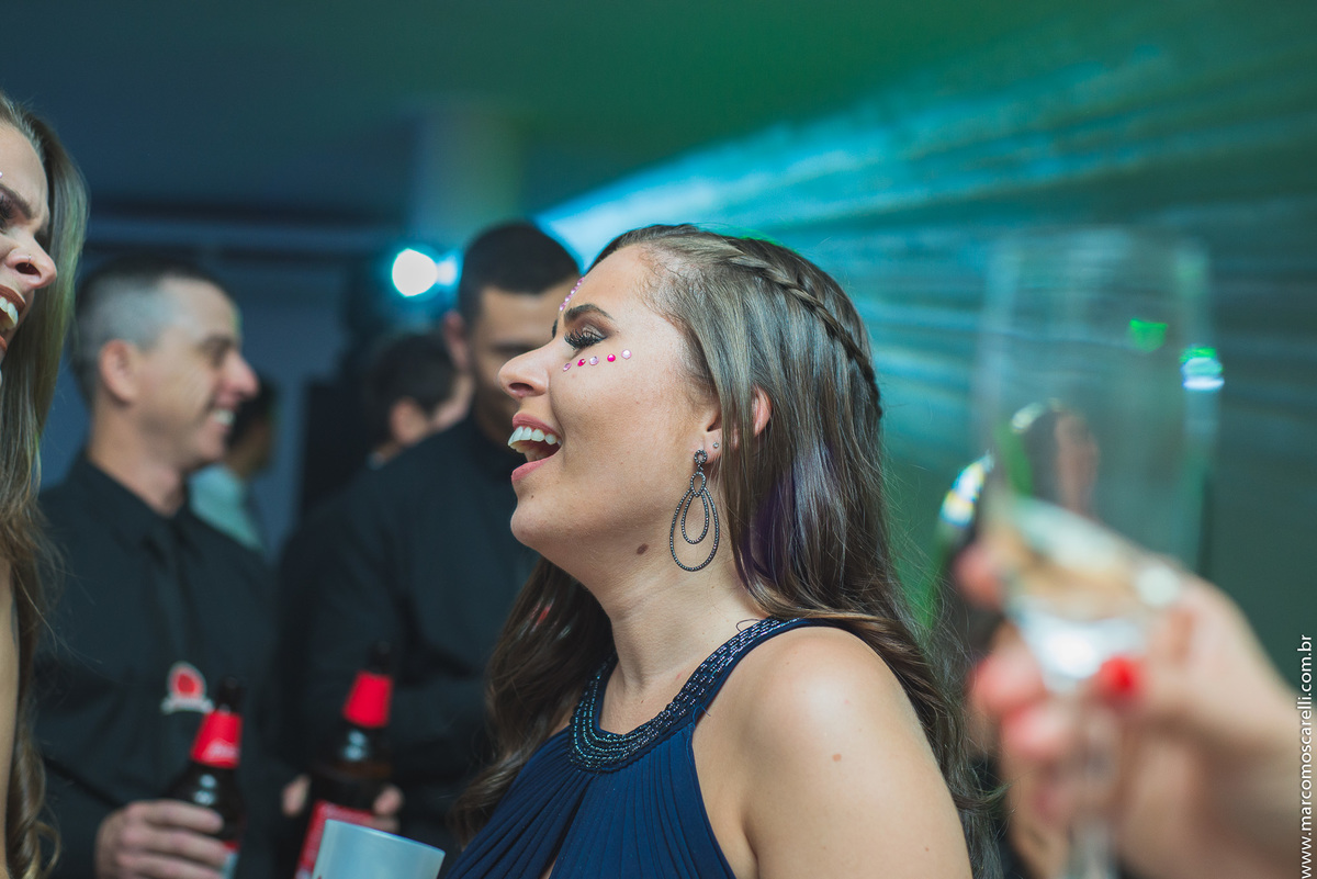 Foto descontraída e espontânea da formanda durante o a festa de formatura. 