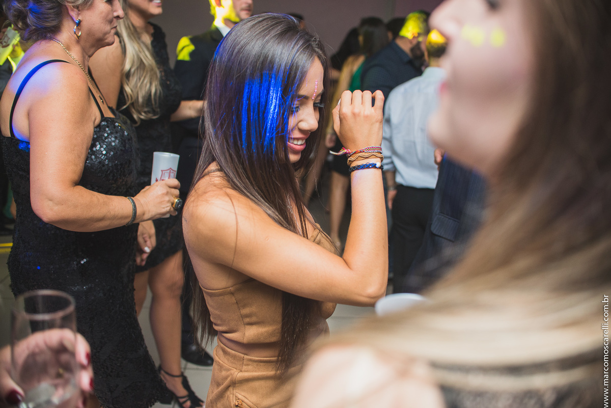 Foto descontraída de uma convidada durante a festa de formatura.