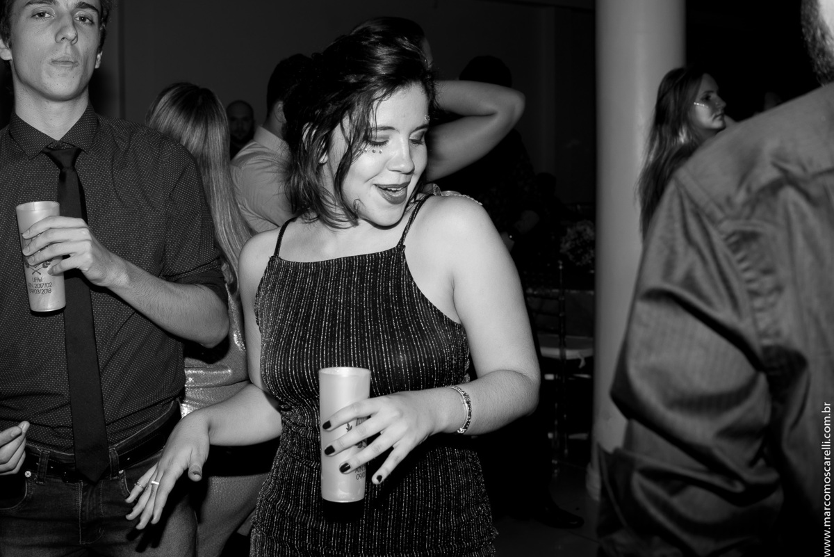 Foto descontraída de uma convidada durante a festa de formatura.