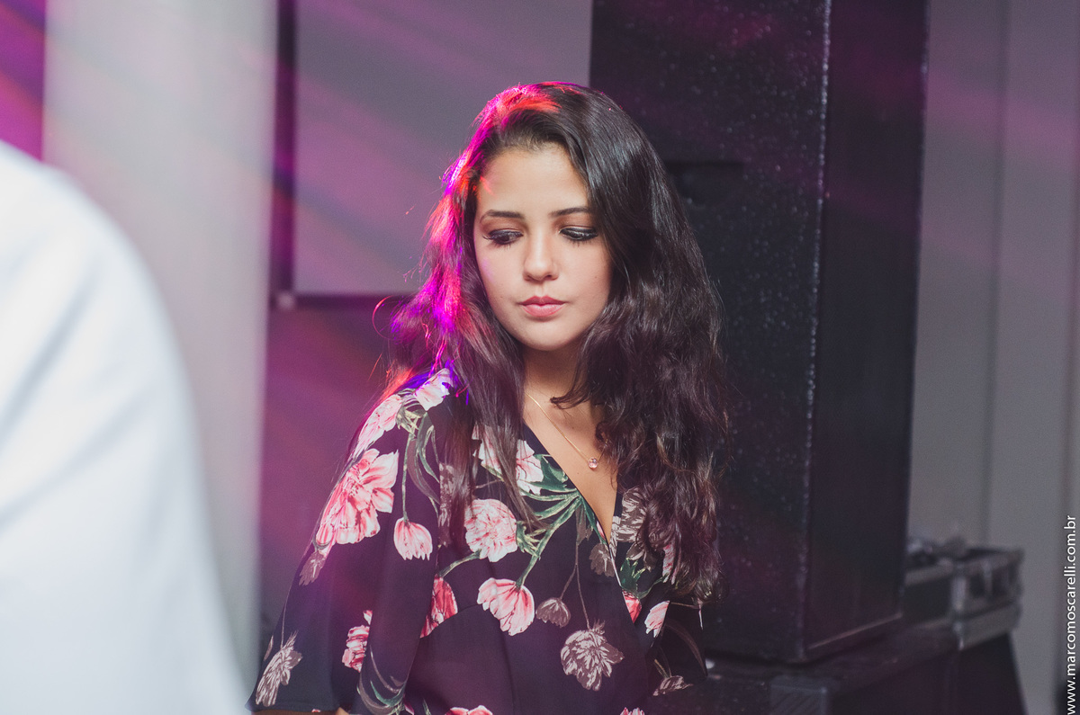 Foto descontraída de uma convidada durante a festa de formatura.