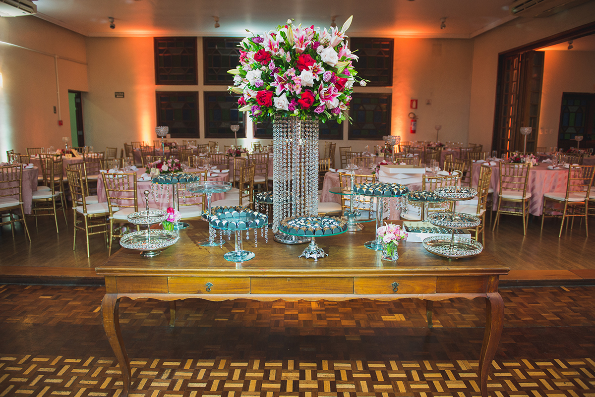 Mesa de doces decorada para a decoração da recepção de formatura. Foto por Marco Moscarelli Fotografo 