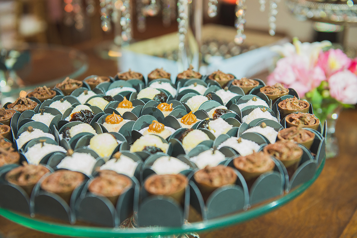 Detalhe dos docinhos decorados que compõe a decoração da recepção de formatura. Foto por Marco Moscarelli Fotografo