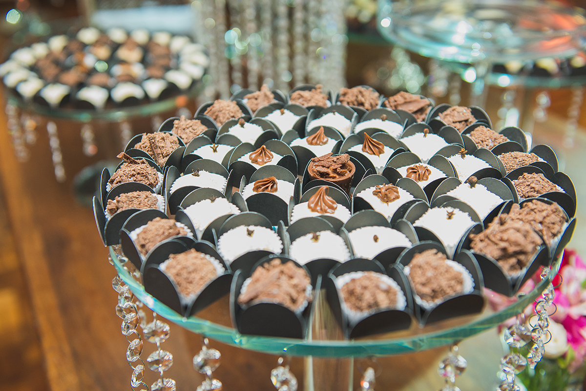 Detalhe dos docinhos decorados que compõe a decoração da recepção de formatura. Foto por Marco Moscarelli Fotografo