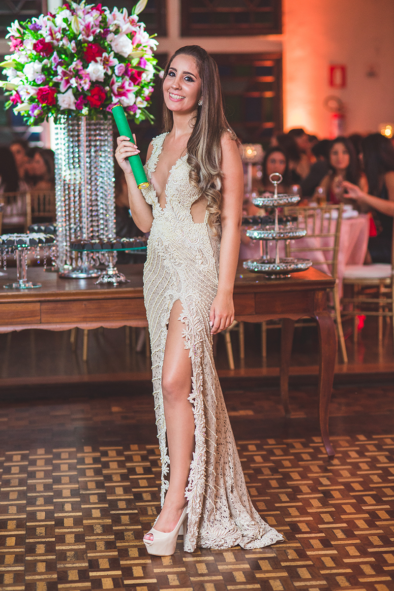 Formanda posando para retrato com seu diploma. Foto por Marco Moscarelli Fotografo