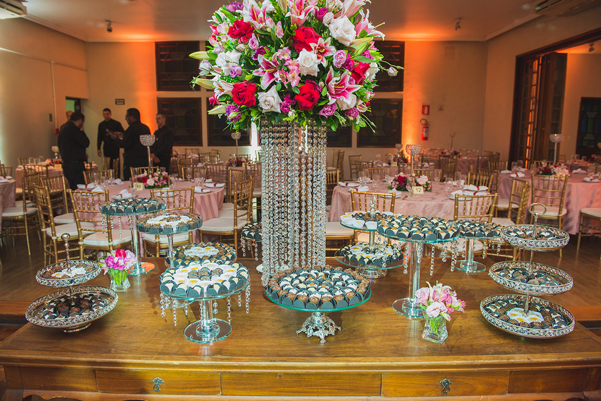 Detalhe dos docinhos decorados que compõe a decoração da recepção de formatura. Foto por Marco Moscarelli Fotografo