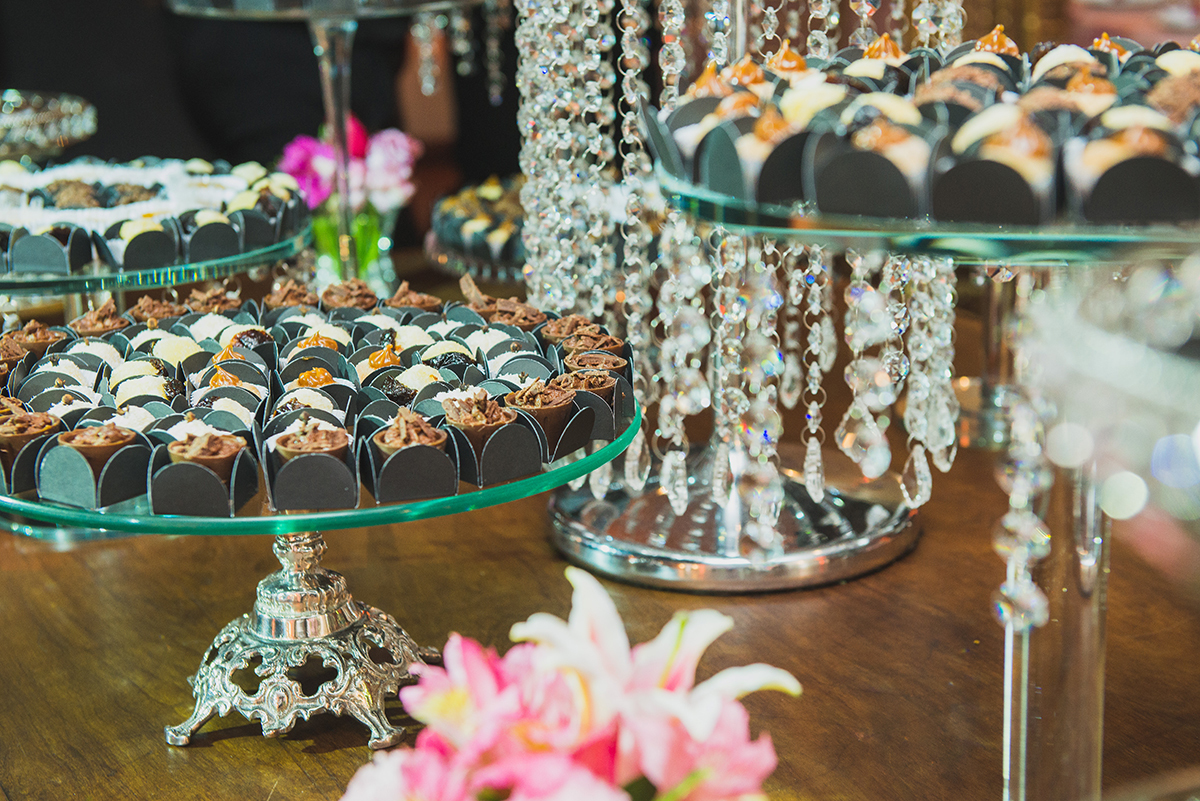 Detalhe dos docinhos decorados que compõe a decoração da recepção de formatura. Foto por Marco Moscarelli Fotografo