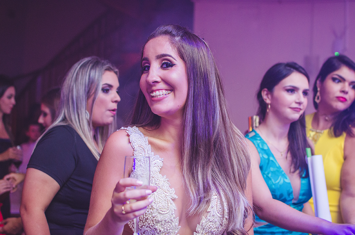 Foto expontanea de um belo sorriso da formanda confraternizando com seus convidados. Foto por Marco Moscarelli Fotografo