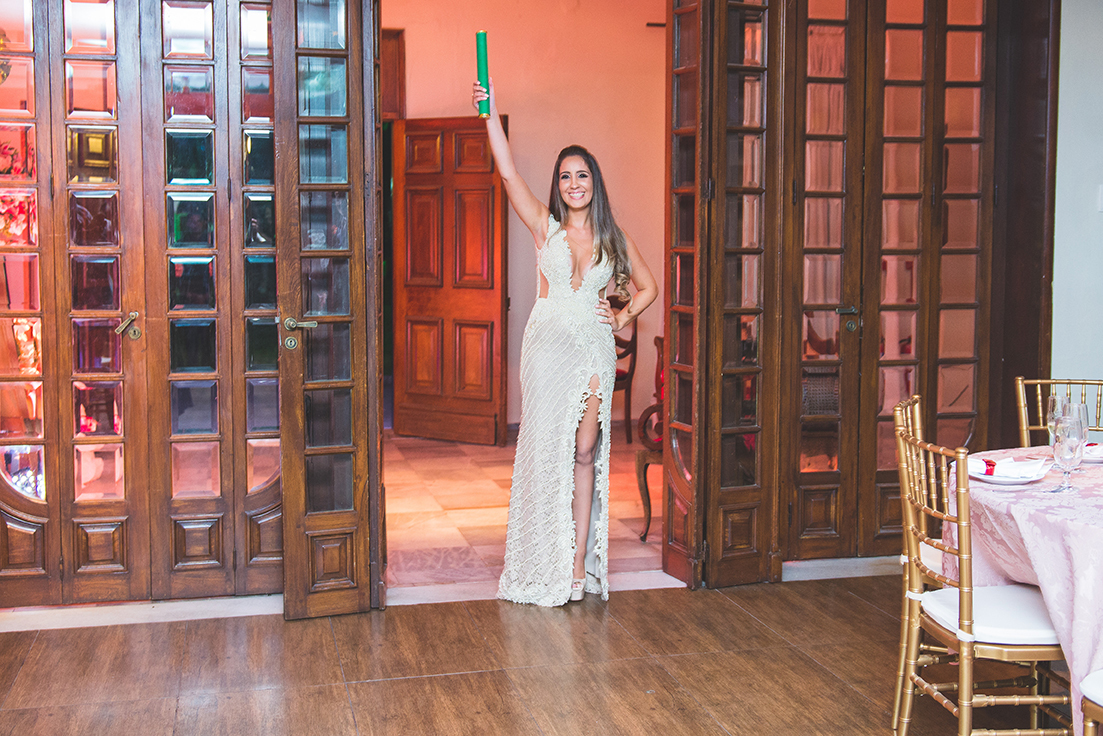Momento lindo da entrada da formanda na sua recepção de formatura com seu canudo com o diploma. Foto por Marco Moscarelli Fotografo