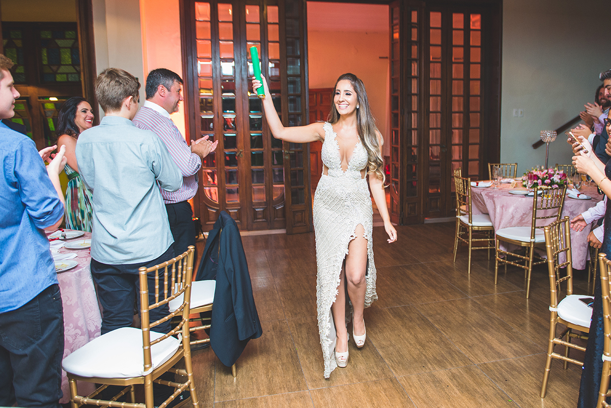 Momento lindo da entrada da formanda na sua recepção de formatura com seu canudo com o diploma. Foto por Marco Moscarelli Fotografo