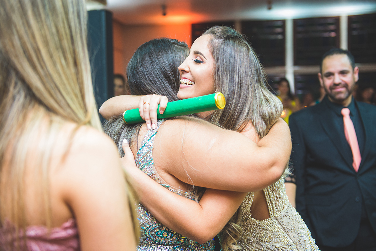 Fotografia do momento em que a formada cumprimenta seus convidados com muitos abraços. Foto por Marco Moscarelli Fotografo