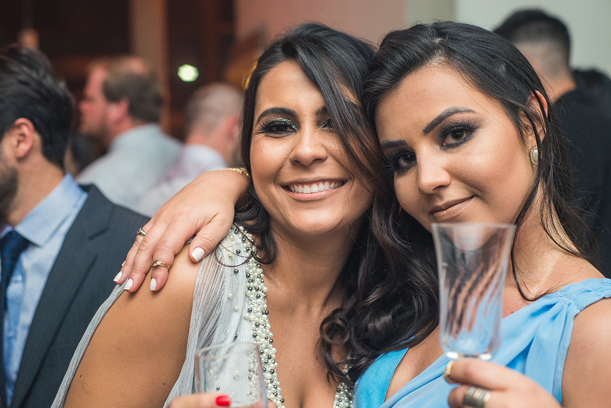 Formanda e convidada brindando durante a recepção de formatura. Foto por Marco Moscarelli