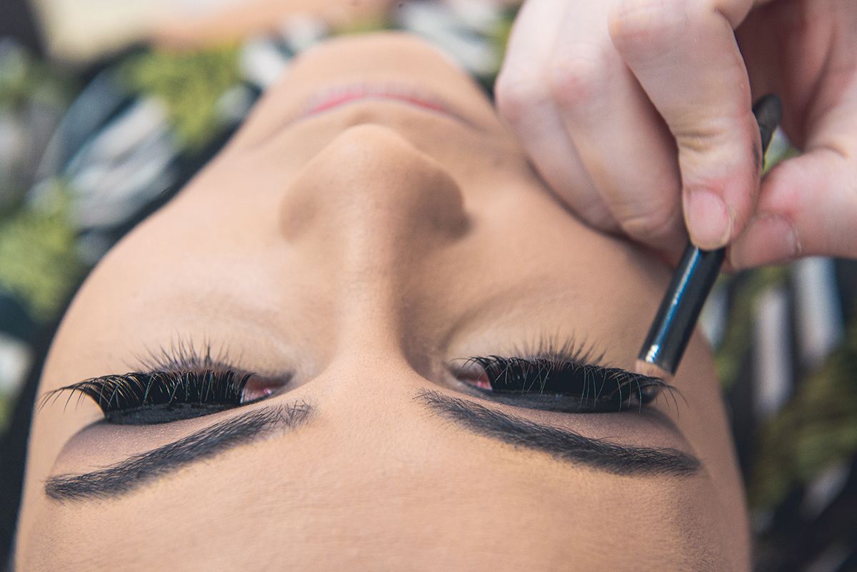 Fotografia de momentos do make da formanda no dia da formatura. Foto por Marco Moscarelli