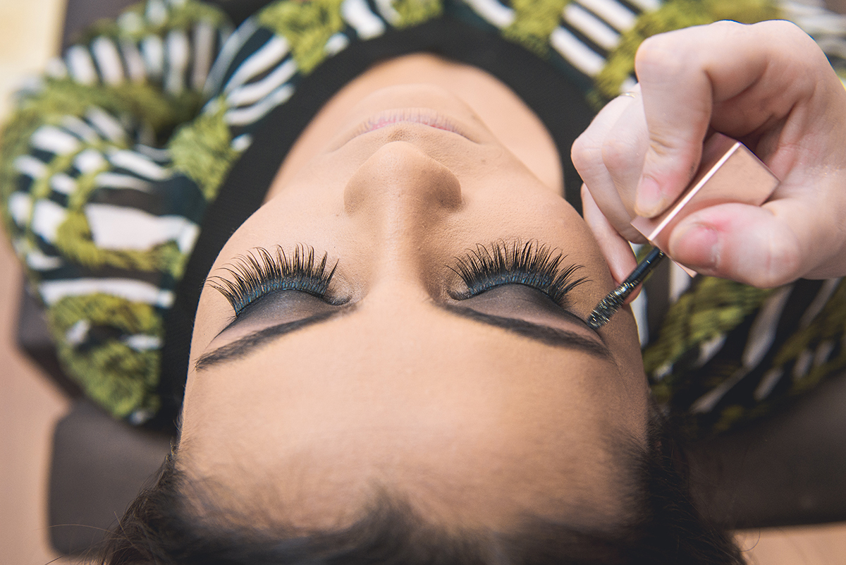 Fotografia de momentos do make da formanda no dia da formatura. Foto por Marco Moscarelli