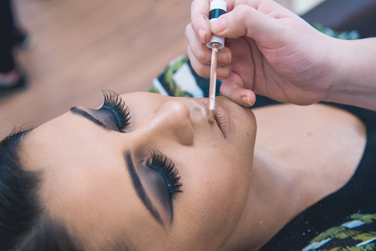 Fotografia de momentos do make da formanda no dia da formatura. Foto por Marco Moscarelli