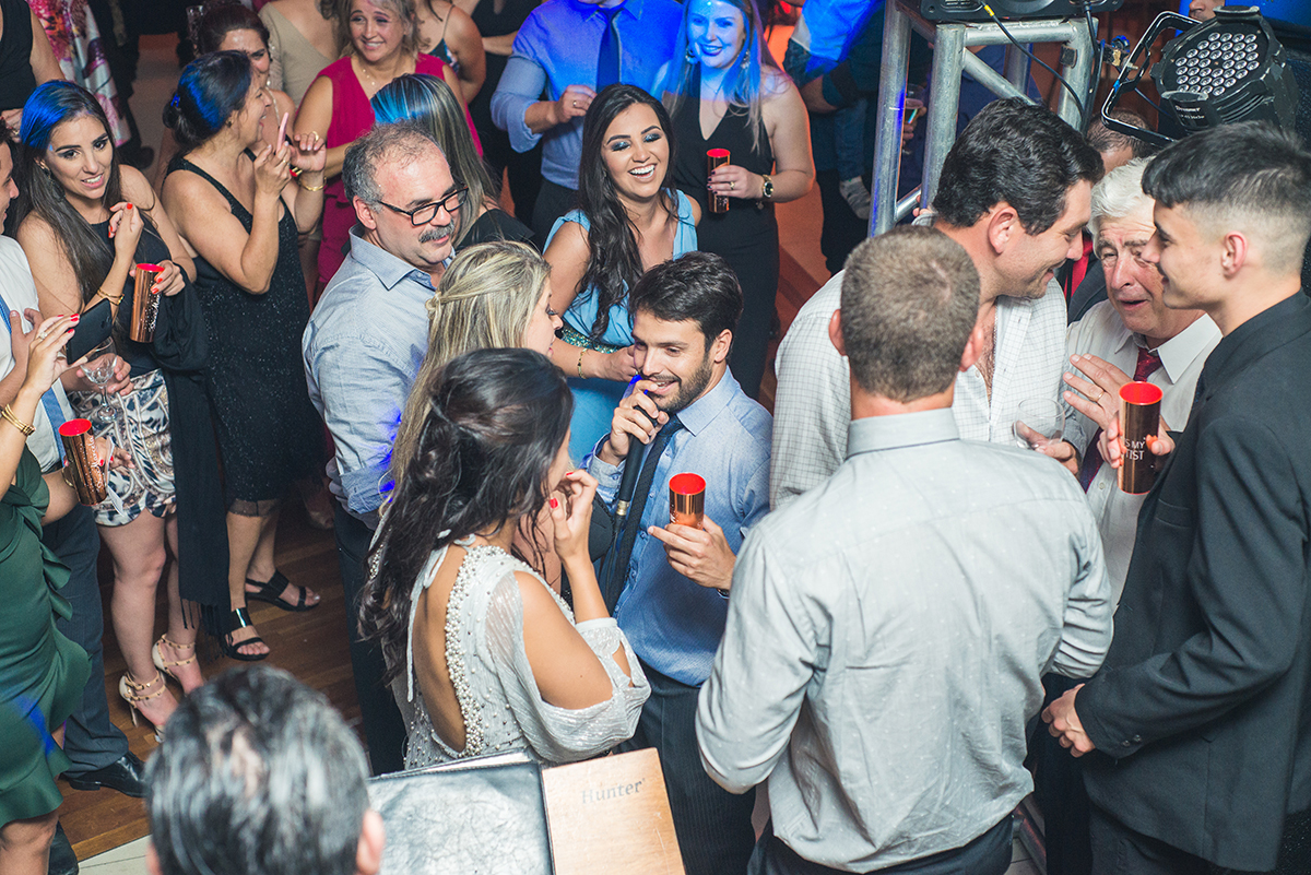 Foto do momento de homenagens durante a recepção de formatura. Foto por Marco Moscarelli