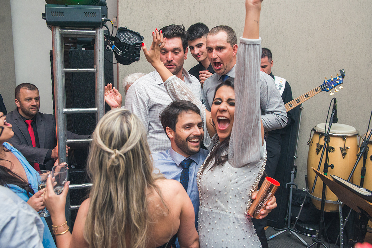 Foto do momento de homenagens durante a recepção de formatura. Foto por Marco Moscarelli