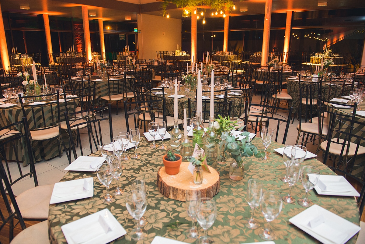 Detalhe da decoração da mesa dos convidados para a recepção de formatura. Foto por Marco Moscarelli.