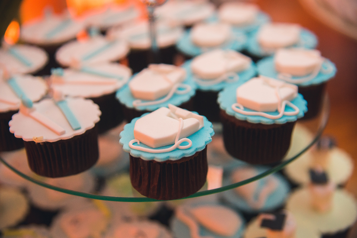 Fotografia em detalhe da mesa de doces da recepção de formatura. Foto por Marco Moscarelli