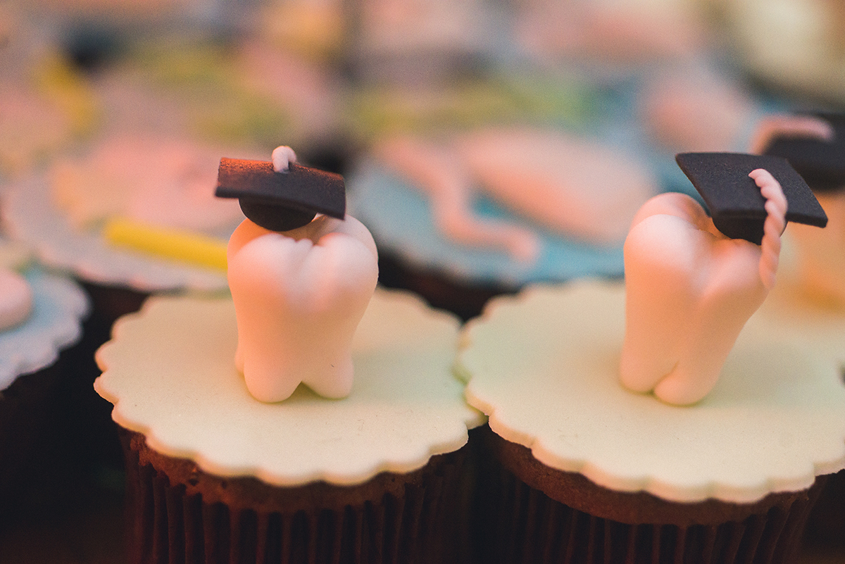 Fotografia em detalhe da mesa de doces da recepção de formatura. Foto por Marco Moscarelli