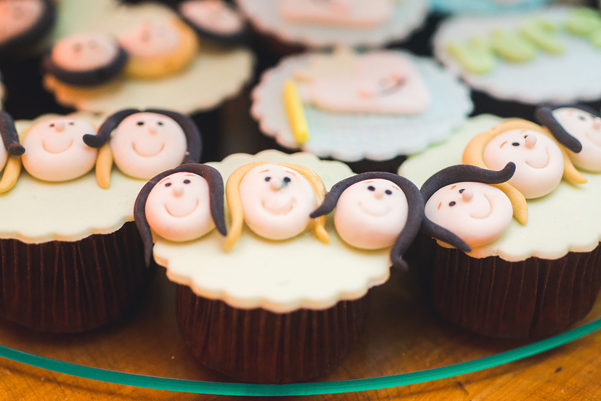 Fotografia em detalhe da mesa de doces da recepção de formatura. Foto por Marco Moscarelli