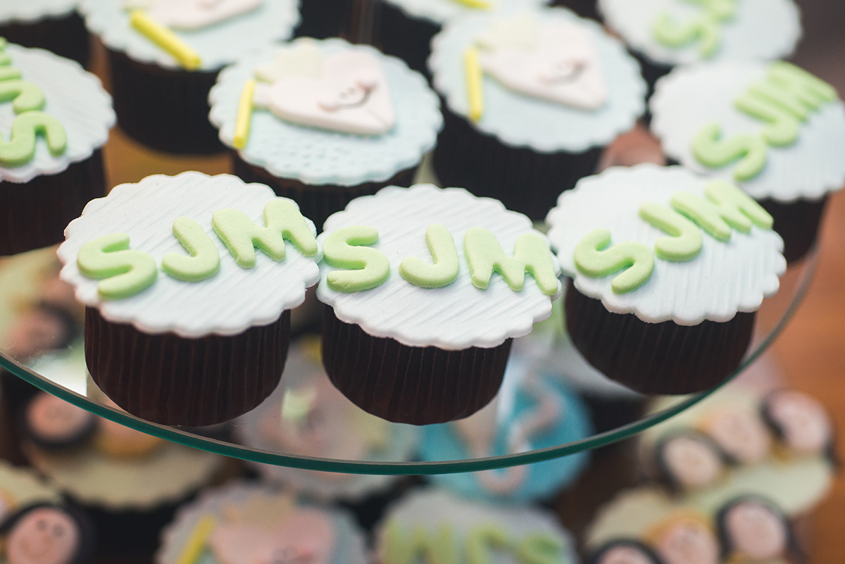 Fotografia em detalhe da mesa de doces da recepção de formatura. Foto por Marco Moscarelli