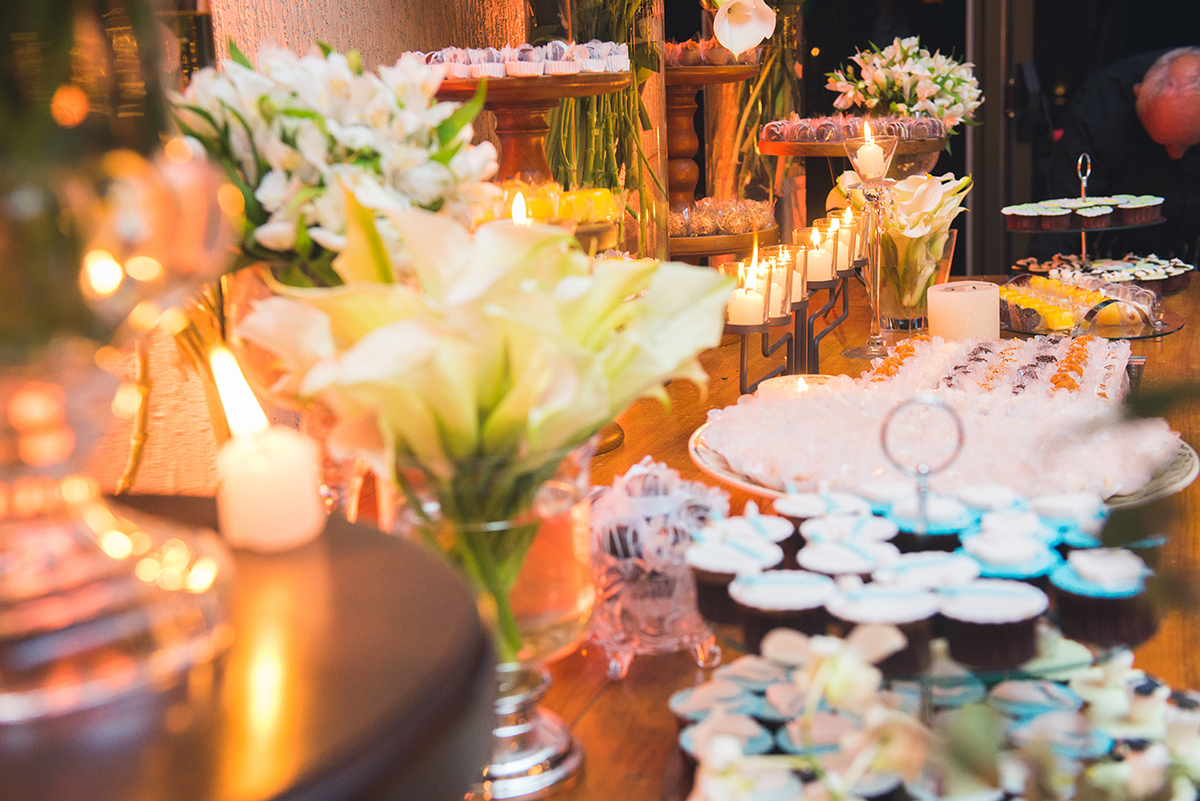 Fotografia em detalhe da mesa de doces da recepção de formatura. Foto por Marco Moscarelli