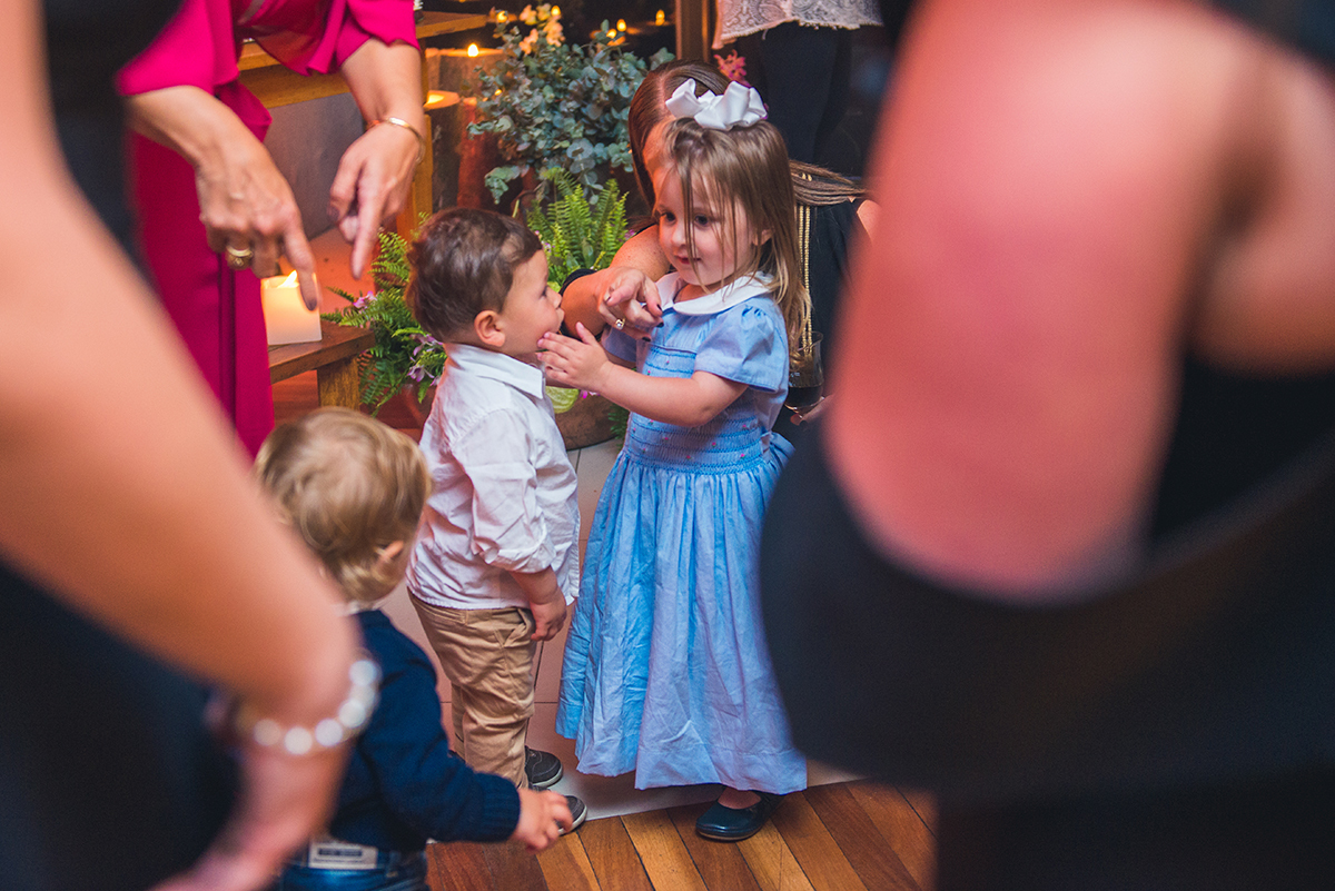 Linda foto de crianças brincando inocentemente durante a recepção de formatura da formanda. Foto  por Marco Moscarelli