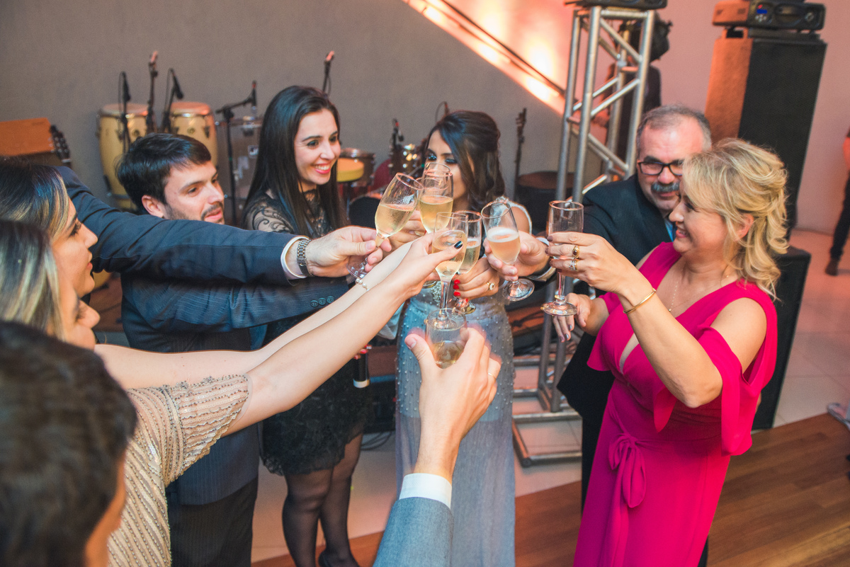 Flagrante do brinde dos pais com a formanda. Foto por Marco Moscarelli