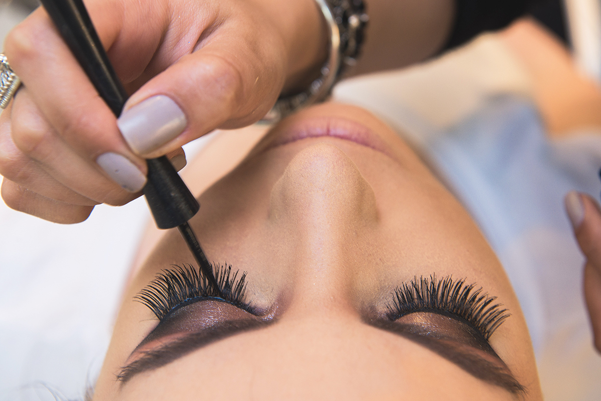 Detalhe do make da noiva durante o dia da noiva antes do casamento. Foto por Marco Moscarelli Fotografo