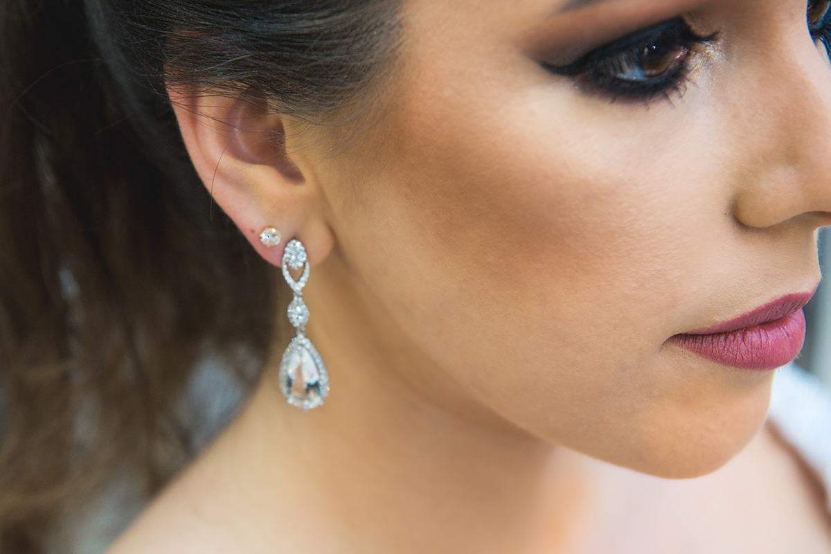 Detalhe do brinco  da noiva durante o dia da noiva antes do casamento. Foto por Marco Moscarelli Fotografo