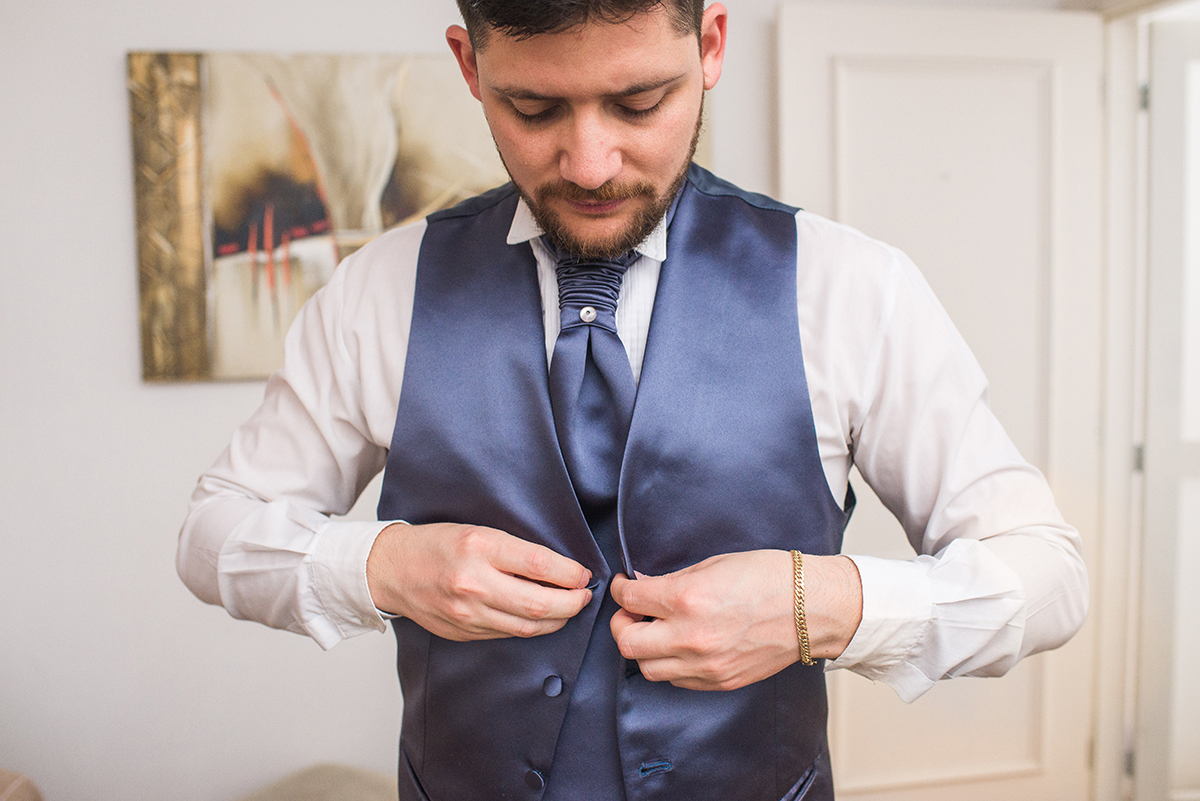 Noivo durante os preparativos para o casamento. Foto por Marco Moscarelli Fotografo