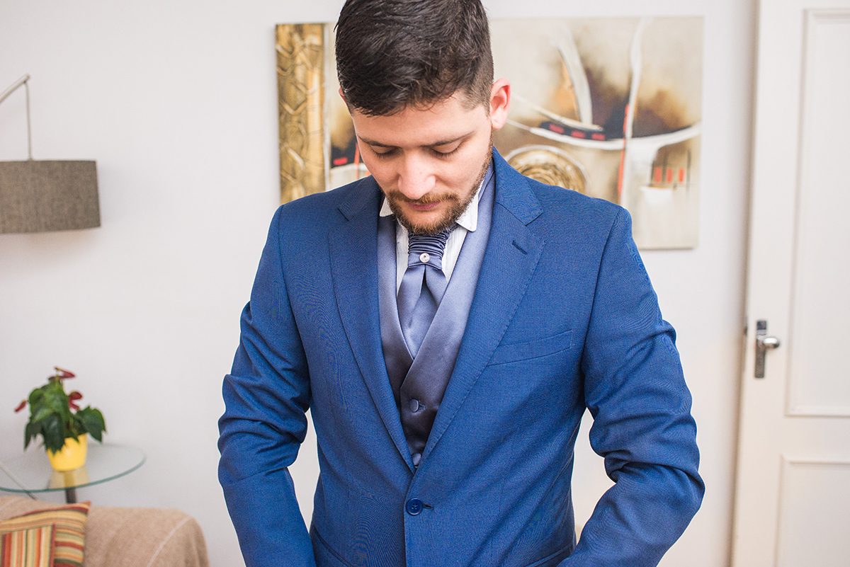 Noivo arrumando a gravata durante os preparativos para o casamento. Foto por Marco Moscarelli Fotografo