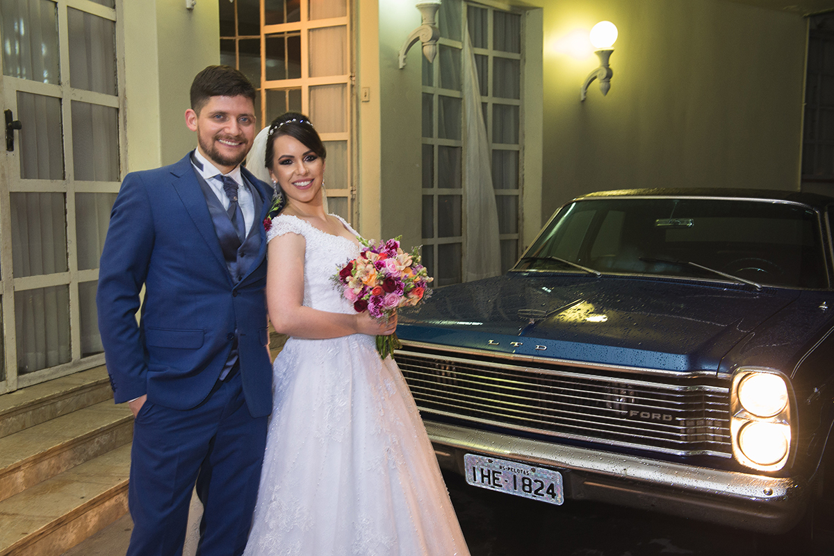 Ensaio dos noivos após o casamento. Noiva e noivo juntos a frente do carro dos noivos. Foto por Marco Moscarelli Fotografo