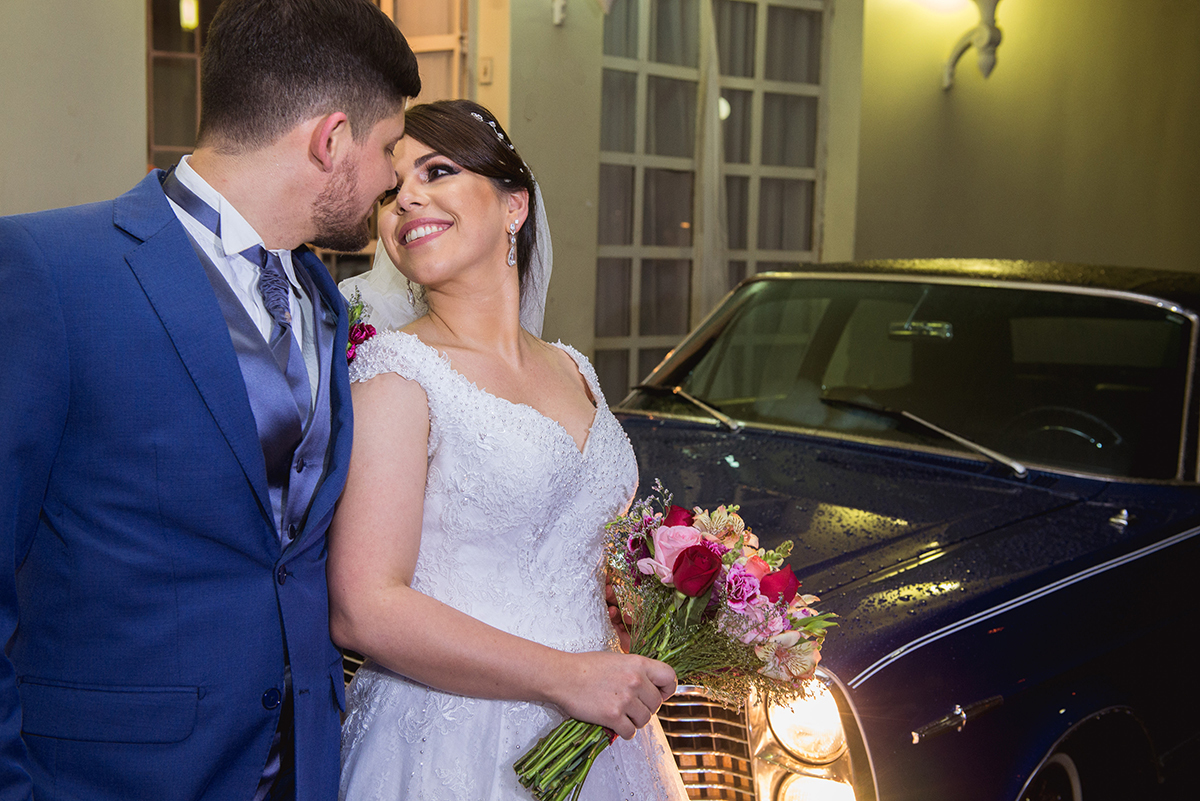 casamento. Noiva e noivo juntos a frente do carro dos noivos. Foto por Marco Moscarelli Fotografo