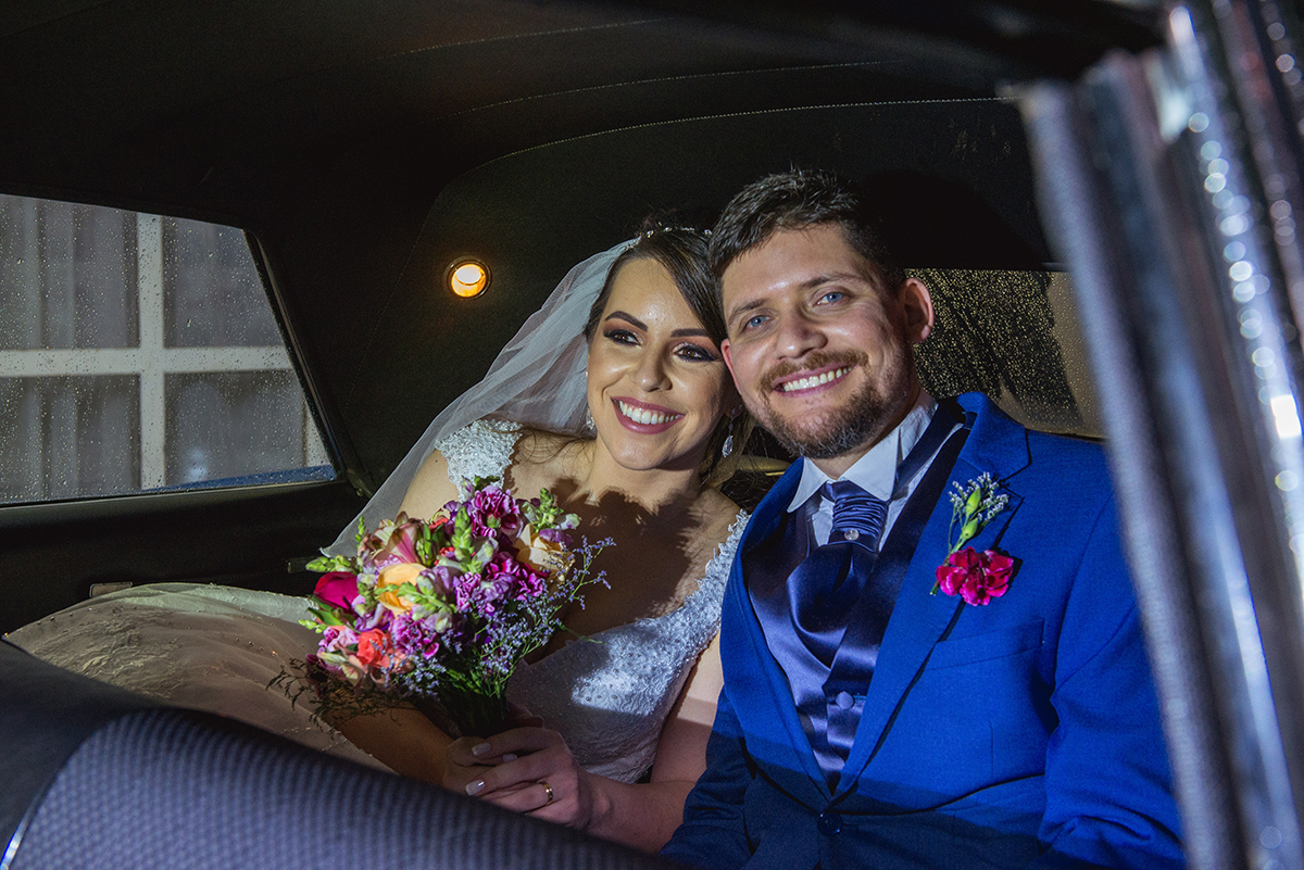 casamento. Noiva e noivo juntos dentro do carro dos noivos. Foto por Marco Moscarelli Fotografo