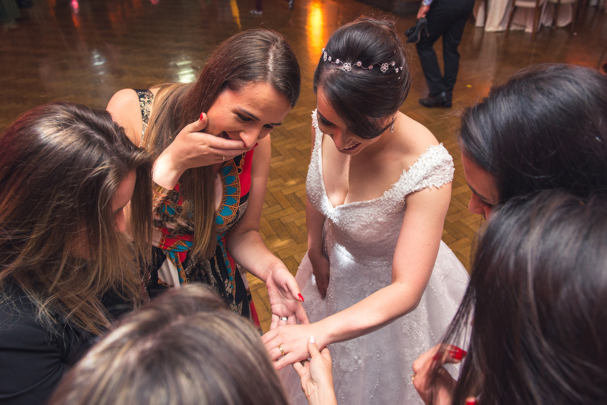noiva mostrando aliança para as madrinhas durante o bailo dos noivos. Foto por Marco Moscarelli Fotografo