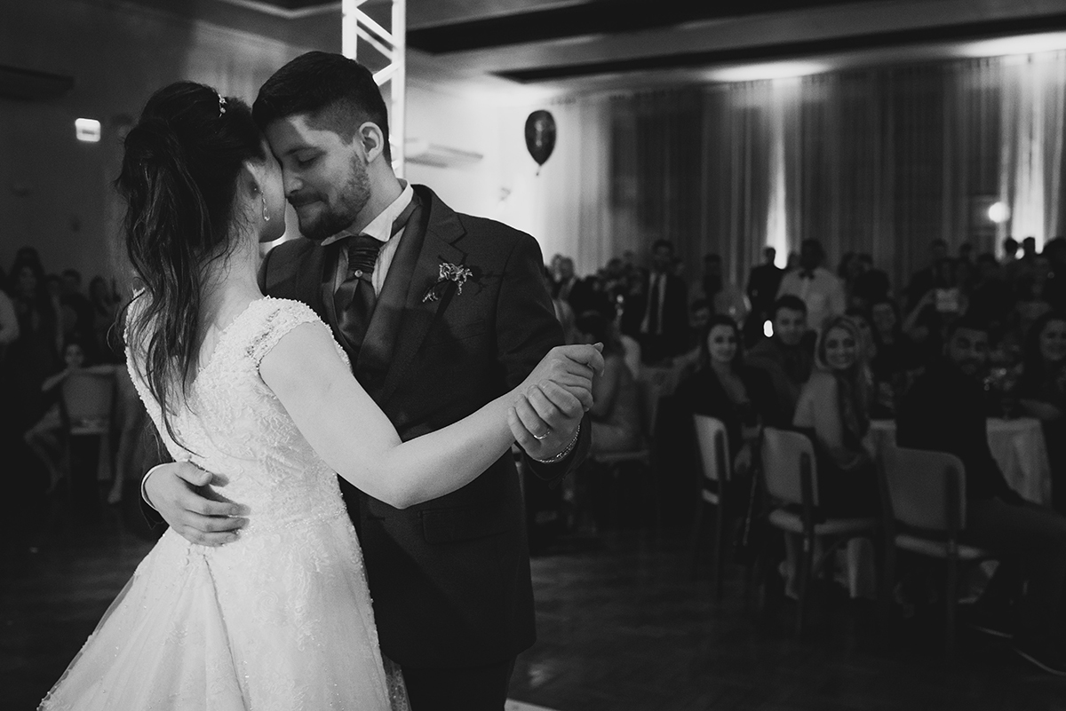 Fotografia em preto e branco da dança dos noivos. Foto por Marco Moscarelli Fotografo.