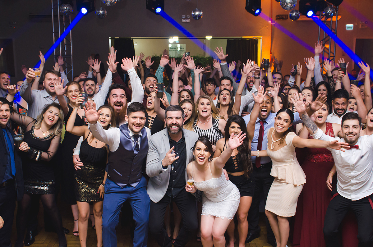 Foto final da festa dos noivos com os noivos e todos os convidados na frente do palco. Foto por Marco Moscarelli Fotografo.