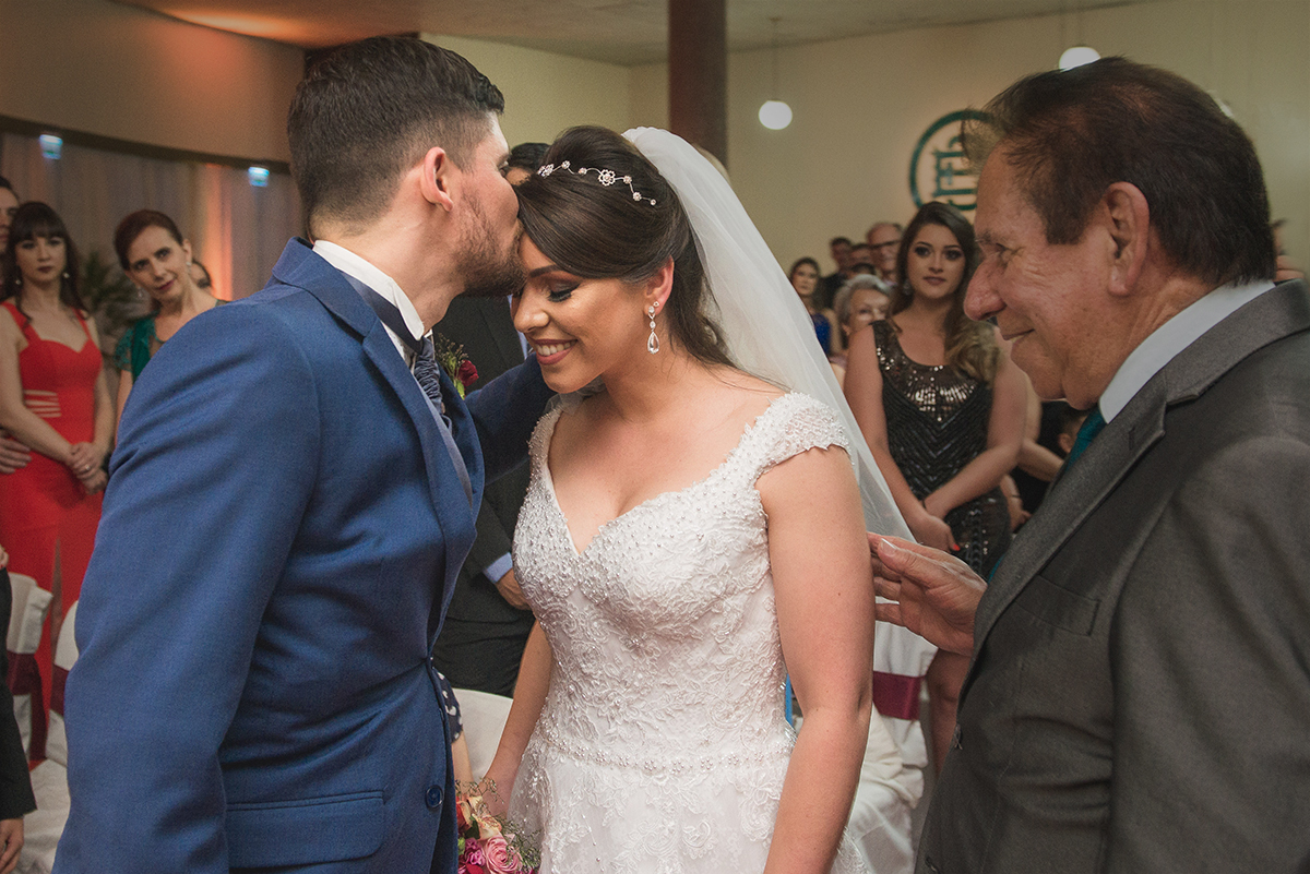 Noivo dando um lindo beijo na testa da noiva durante a cerimônia de casamento. Foto por Marco Moscarelli Fotografo