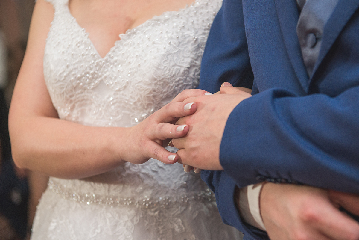 Detalhe das mãos dos noivos durante a cerimônia de casamento. Foto por Marco Moscarelli Fotografo