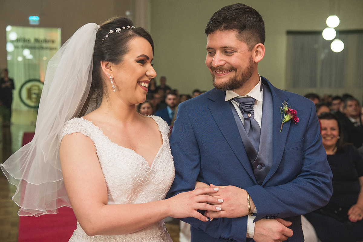 Noivos trocando sorrisos durante a cerimônia de casamento. Foto por Marco Moscarelli Fotografo