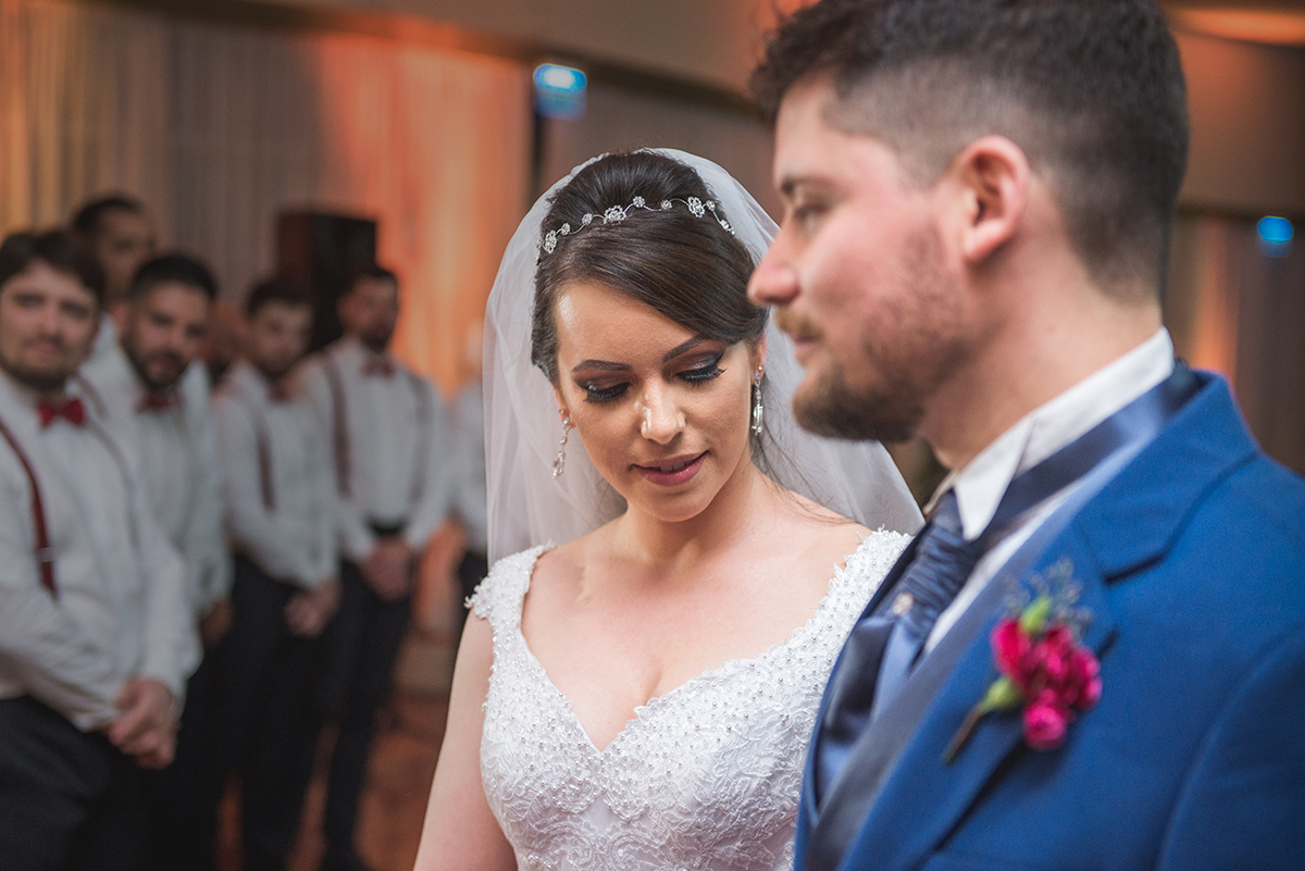 Noiva dando um lindo olhar para o noivo durante a cerimônia de casamento. Foto por Marco Moscarelli